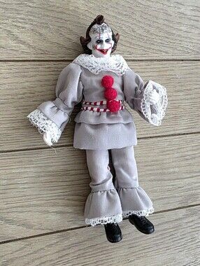Mego Poseable IT Pennywise Action Figure 8-Inch Horror Movie Stephen King Collec